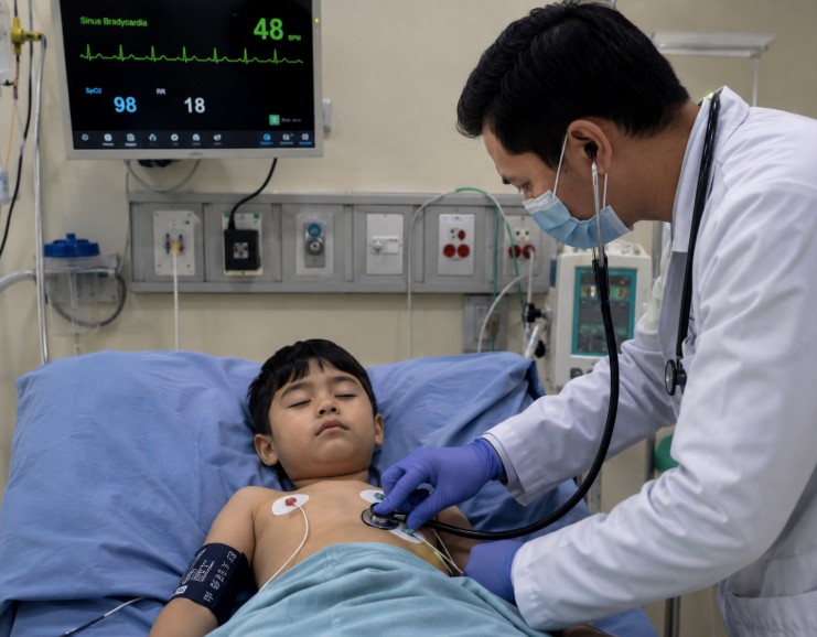 child in emergency room care